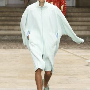 Collection Issey Miyake - Sobriété et créativité