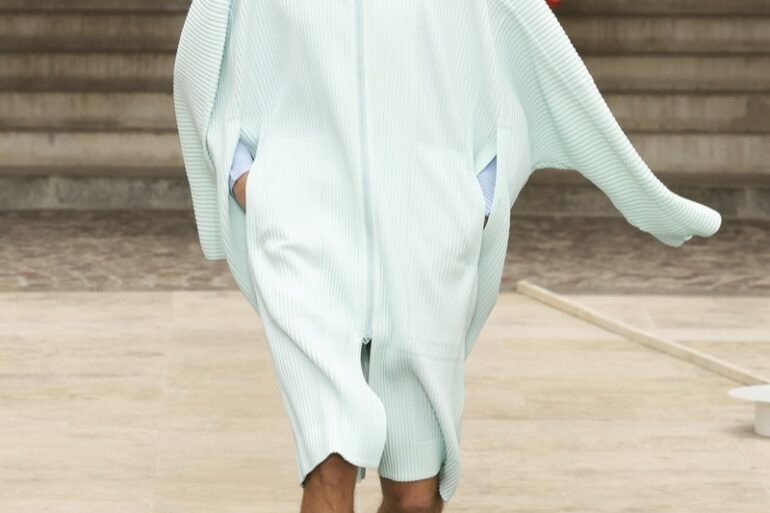 Collection Issey Miyake - Sobriété et créativité