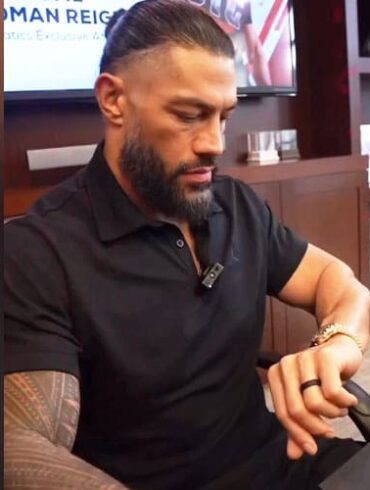 Roman Reigns avec sa montre Omega Speedmaster Moonshine