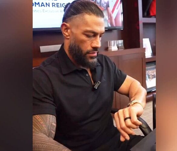 Roman Reigns avec sa montre Omega Speedmaster Moonshine