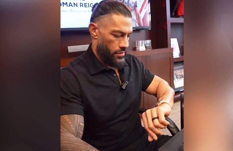 Roman Reigns avec sa montre Omega Speedmaster Moonshine