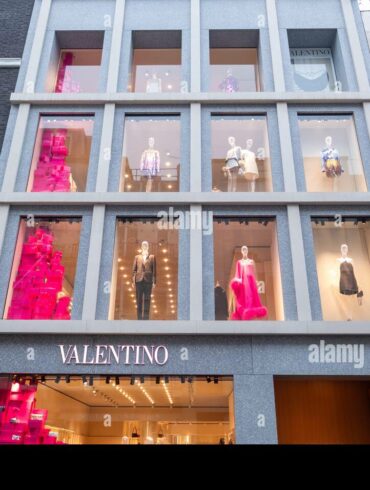 boutique valentino luxe façade