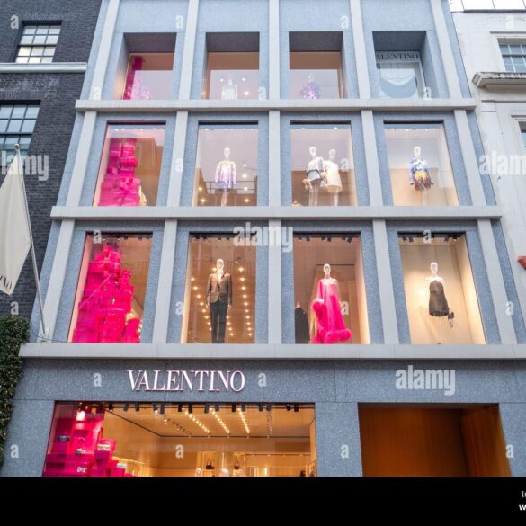 boutique valentino luxe façade