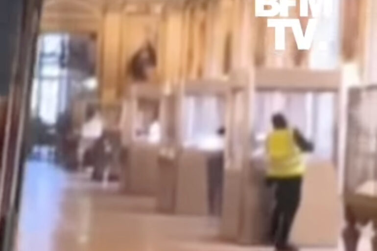 Louvre couronne caméra surveillance