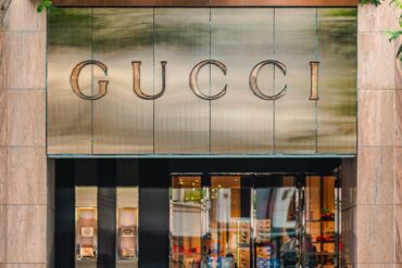 boutique Gucci logo Kering