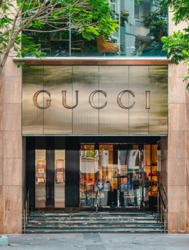 boutique Gucci logo Kering