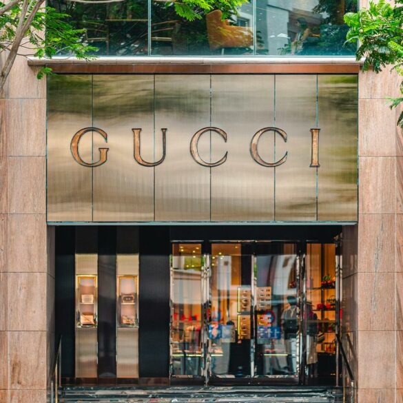 boutique Gucci logo Kering