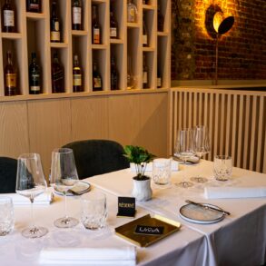 Dez Prá Uma restaurant interior