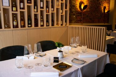 Dez Prá Uma restaurant interior