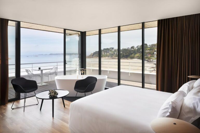 hôtel luxe bord mer bretagne
