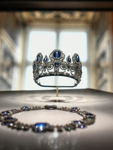 Louvre vitrine bijoux couronne