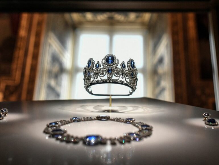 Louvre vitrine bijoux couronne