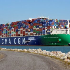 navire cargo port conteneurs