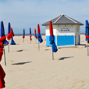 plage deauville planches parasols
