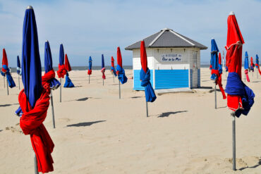 plage deauville planches parasols