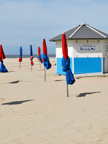 plage deauville planches parasols