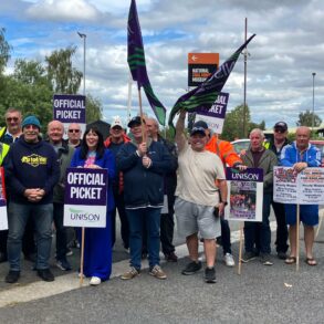 UK museum staff strike picket