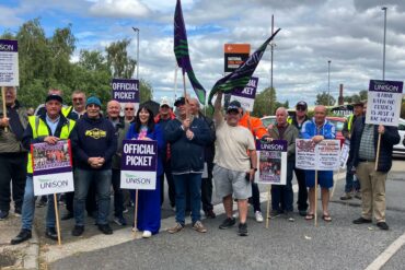 UK museum staff strike picket