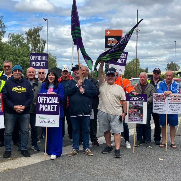 UK museum staff strike picket