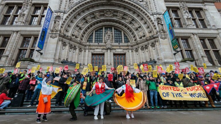 Victoria Albert Museum workers strike
