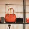 vitrine boutique luxe sac cuir