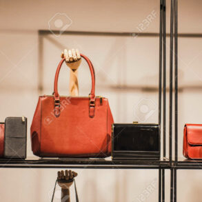 vitrine boutique luxe sac cuir
