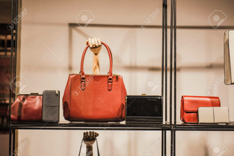 vitrine boutique luxe sac cuir