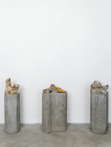 Amélia Toledo sculpture stone resin