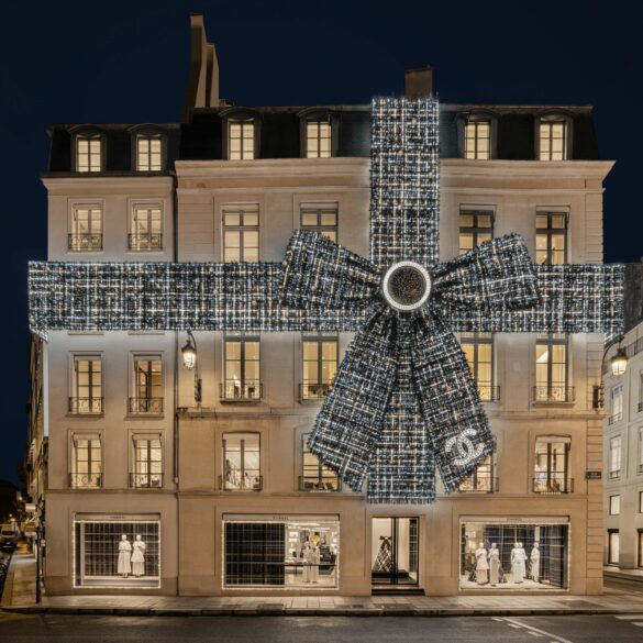 Chanel Paris vitrine avenue