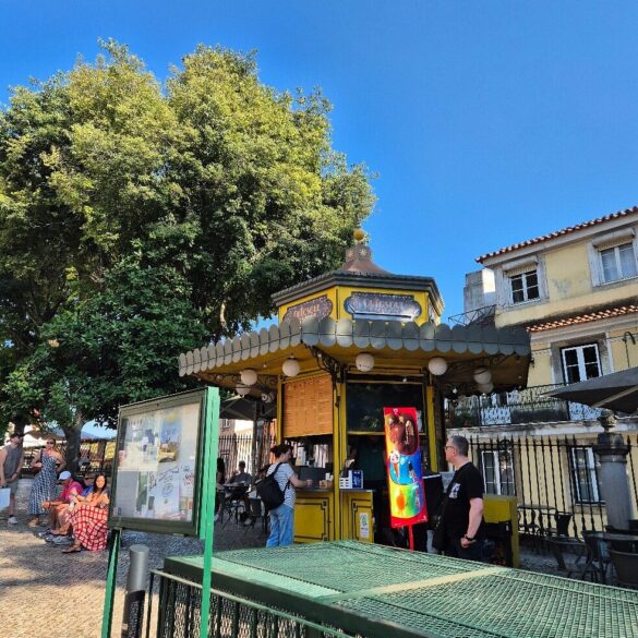 kiosque traditionnel Lisbonne vert