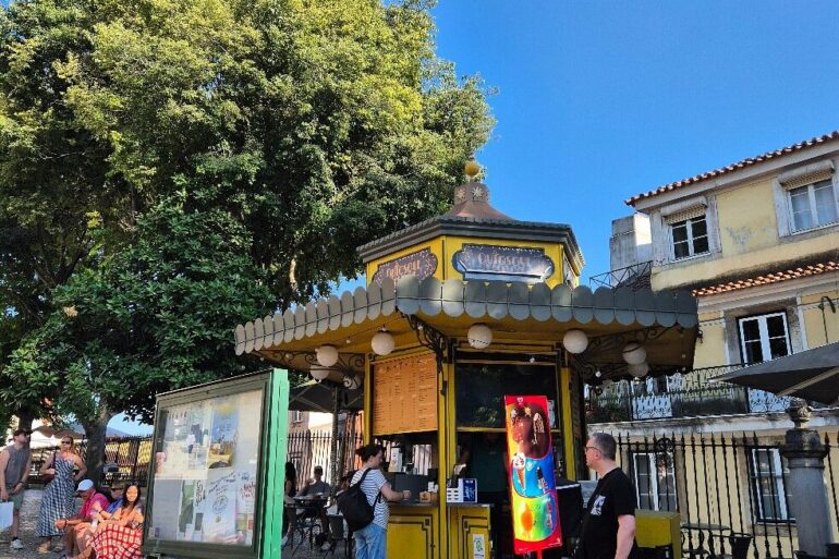 kiosque traditionnel Lisbonne vert