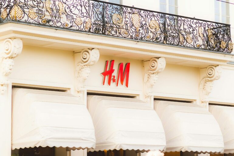magasin H&M façade logo