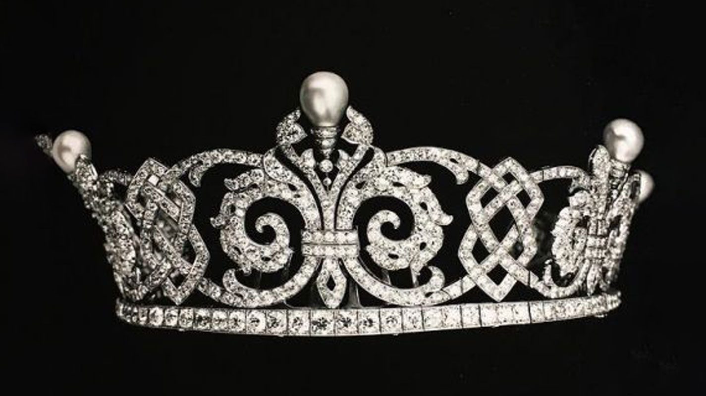 Jacqueline de Ribes ornate gold necklace detail